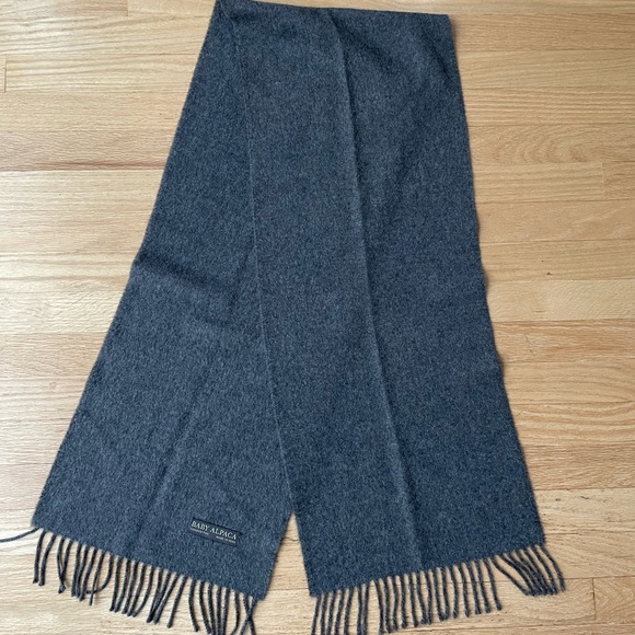 Gray Fringe Baby Alpaca Wool Scarf In Excellent Condition - Picture 4 of 5